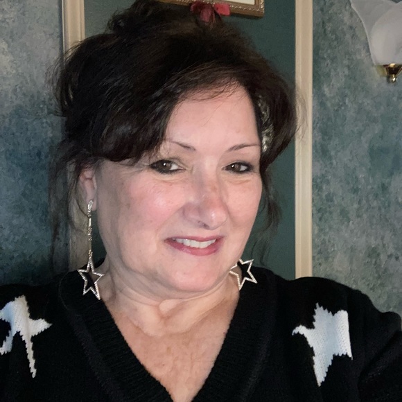 Hello fellow poshers - Picture 1 of 1